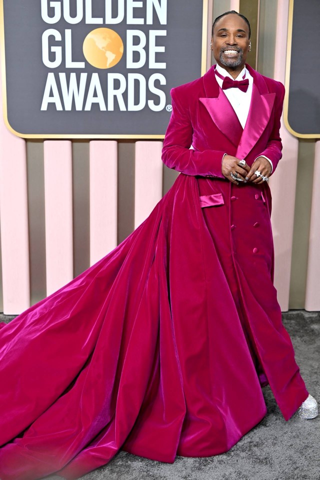 Kembali Sita Perhatian, Billy Porter Kenakan Gaun Tuxedo Pink di Golden Globes