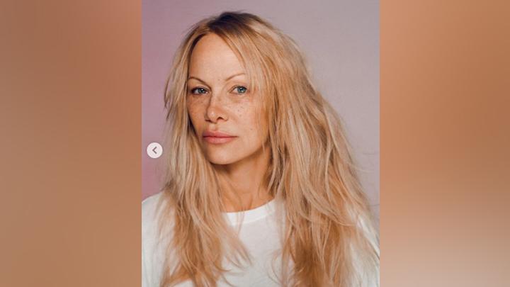 Pamela Anderson Bangga Tampil Tanpa Makeup dalam Sampul Majalah
